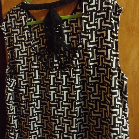 ❤Black & White Sleeveless Top - Picture 4 of 8